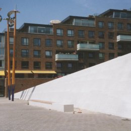 Nieuw monument Loods 24 aan Plein Loods 24 / Levie Vorstkade