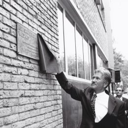 Onthulling plaquette "Israëlietisch weeshuis"