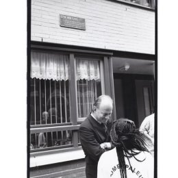 Plaquette aan huis Joost van Geelstraat, plek voormalige synagoge Lew Jom