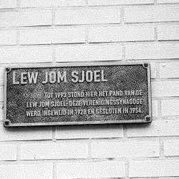 Plaquette Lew Jom synagoge Joost van Geelstraat
