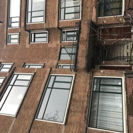 Het woonadres van Rose vanaf april 1942. Ze moest het trappetje op en nam daar de rechterdeur